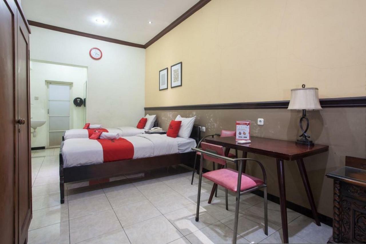 Reddoorz @ Urip Sumoharjo Hotell Surabaya Exteriör bild