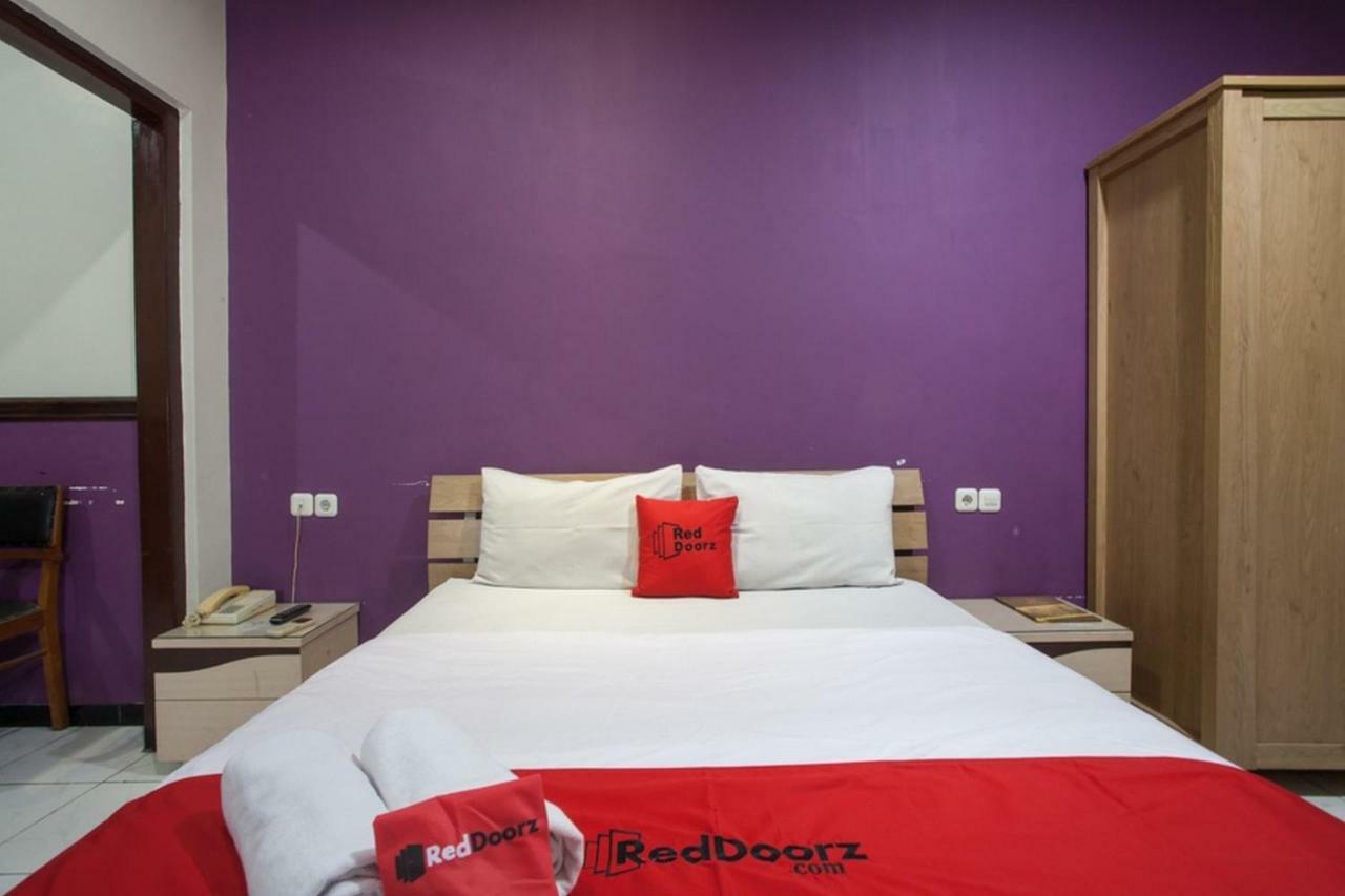Reddoorz @ Urip Sumoharjo Hotell Surabaya Exteriör bild