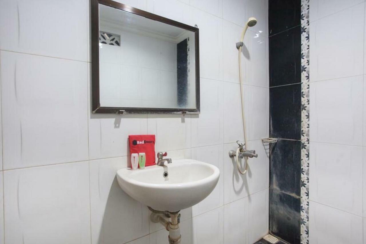 Reddoorz @ Urip Sumoharjo Hotell Surabaya Exteriör bild