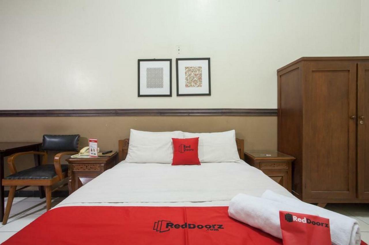 Reddoorz @ Urip Sumoharjo Hotell Surabaya Exteriör bild